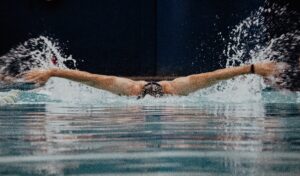 Mastering-the-Art-of-Butterfly-Breaststroke-Swimming